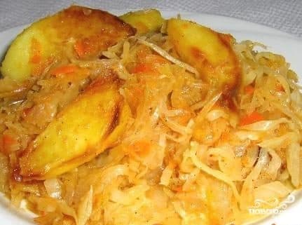 Тушаная капуста з бульбамі