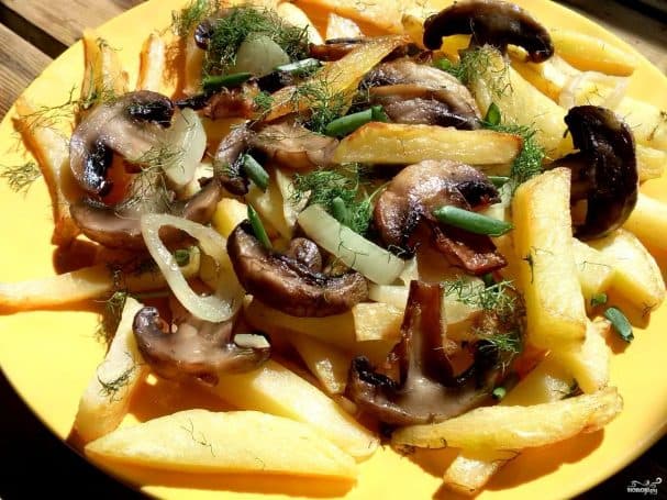 Картопля з грибами на сковороді