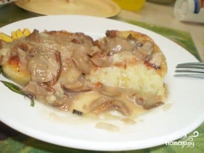 Картофельныя цмокі з грыбной падліўкай