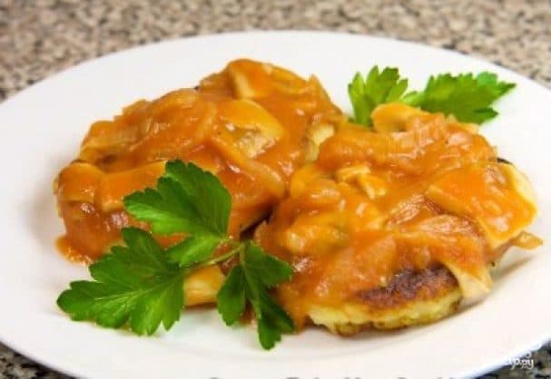 Картопляныя цмокі з грыбным соусам