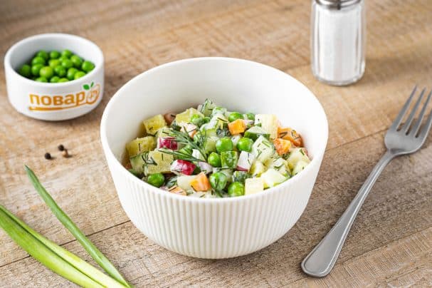 Potato salad with peas