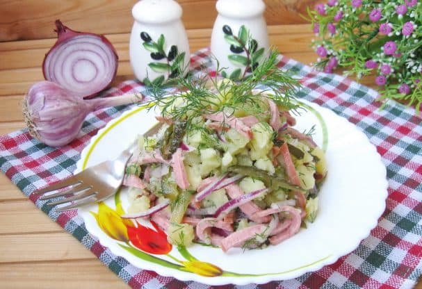 Картофельны салат з калбасай