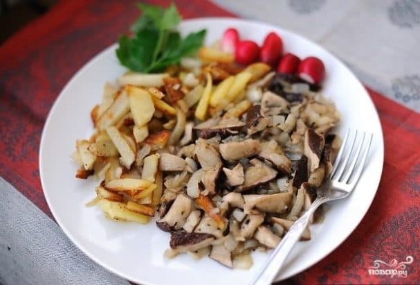 Potatoes with white mushrooms