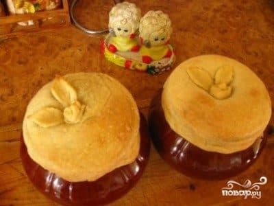 Potatoes with mushrooms in pots