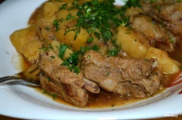 Картошка з копчанымі рабрышкамі