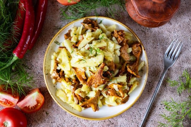 Potatoes with chanterelles in a multicooker