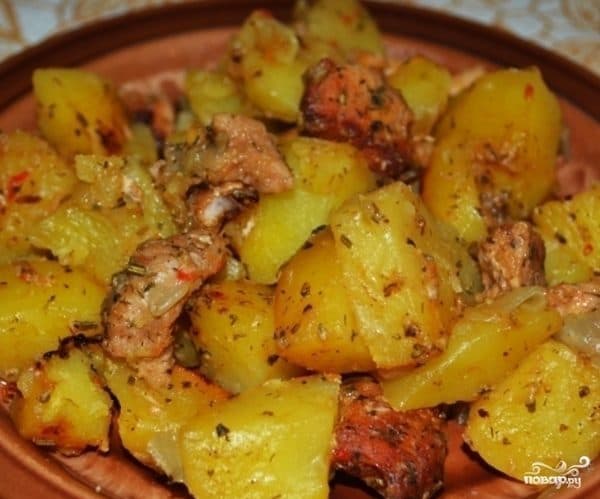 Potatoes in pots with meat