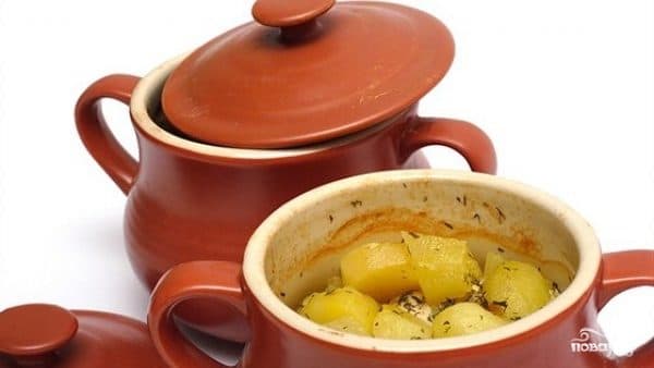Potatoes in pots in the oven