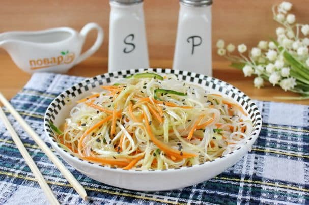 Chinese salad with starch noodles