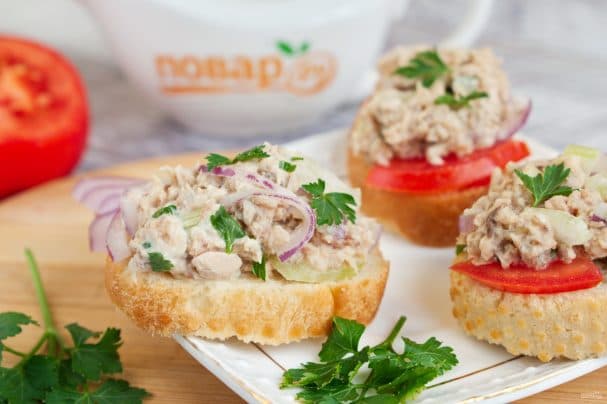 Класичний салат з тунцем