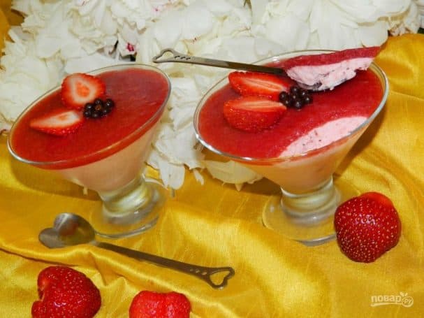 Strawberry mousse dessert