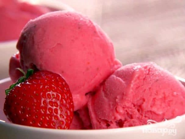 Strawberry frozen yogurt