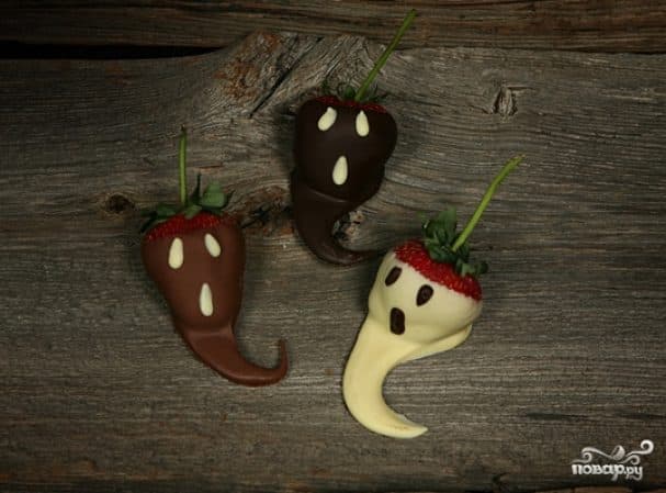 Strawberries in chocolate for Halloween