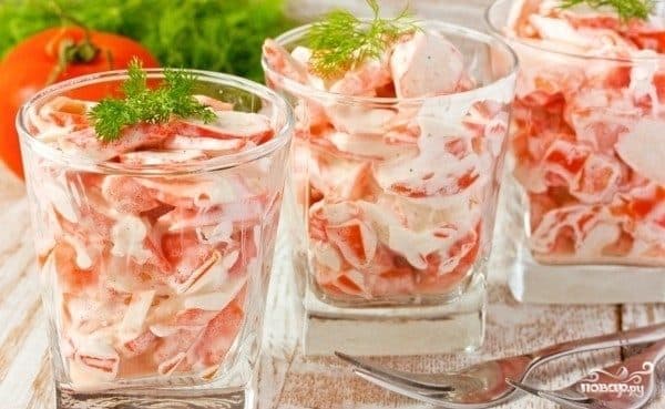 Крабавы салат з памідорамі