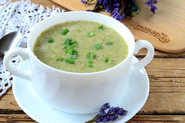 Broccoli cream soup for children