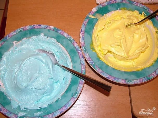 Cream for rose petals on cake