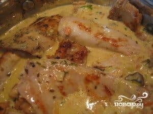 Кролик в сметане с грибами