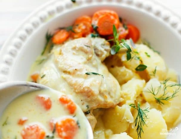 Rabbit in sour cream with potatoes