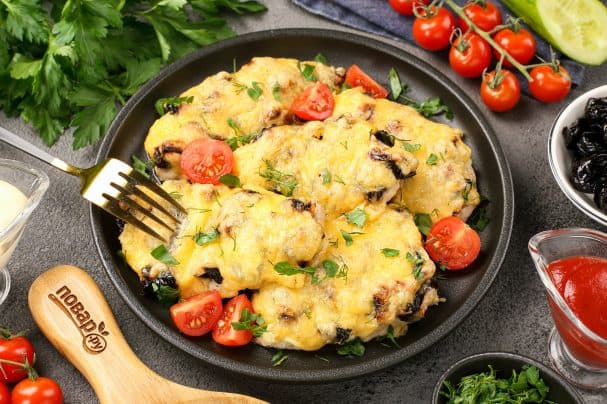 Chicken with prunes baked in the oven