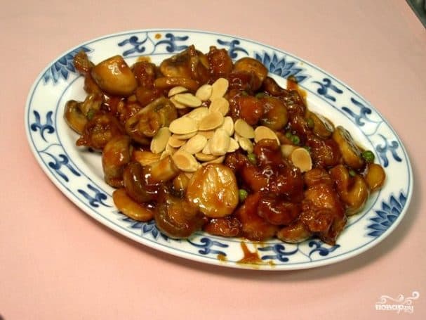 Chicken with almonds