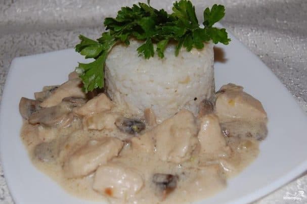 Курка в вершковому соусі з грибами
