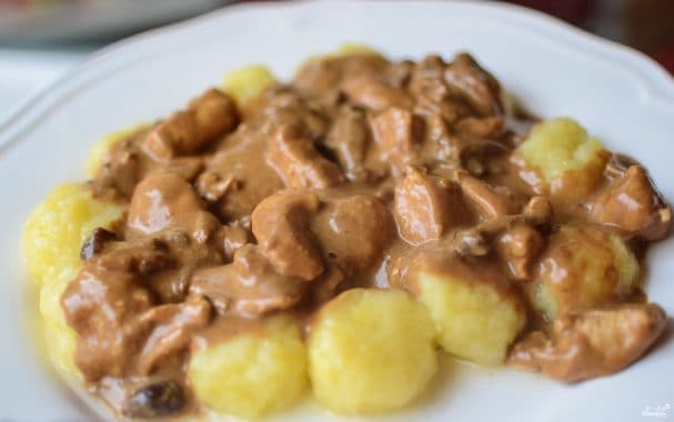 Курица в соусе из лисичек