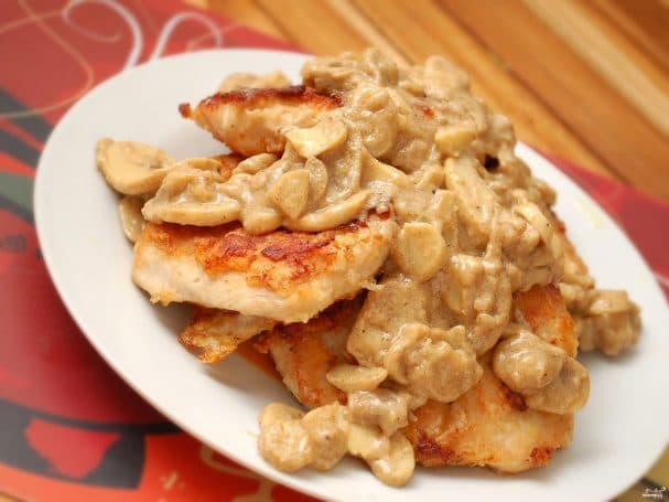 Куряча грудка в грибному соусі