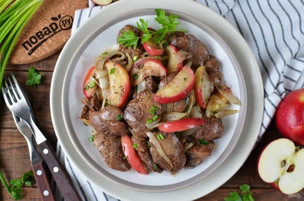 Куряча печінка з яблуками