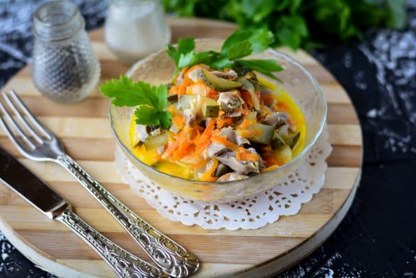 Курячі шлунки з огірком