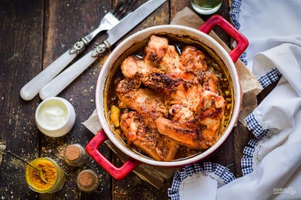 Chicken wings with sauce