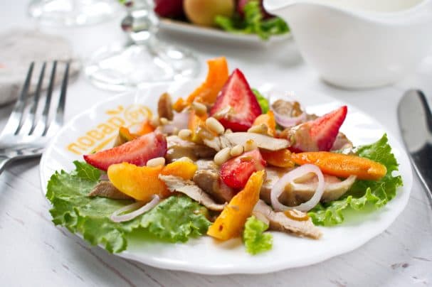 Курыны салат з сёзанных фруктаў