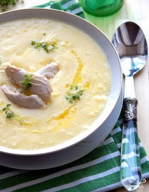 Chicken soup with almonds