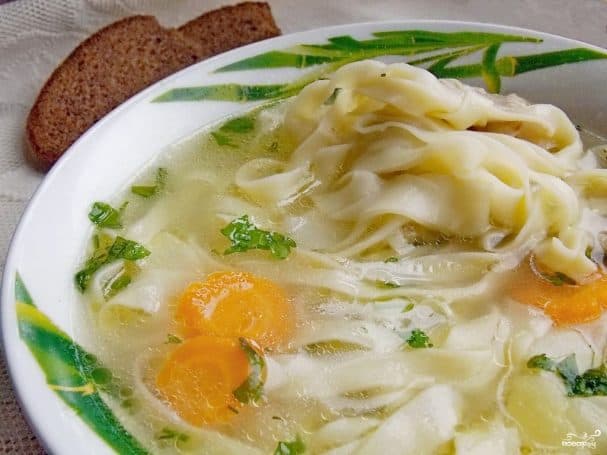 Лапша на курыным бульёне