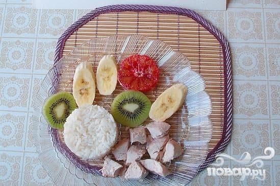 Легкий салат из риса, курицы и фруктов