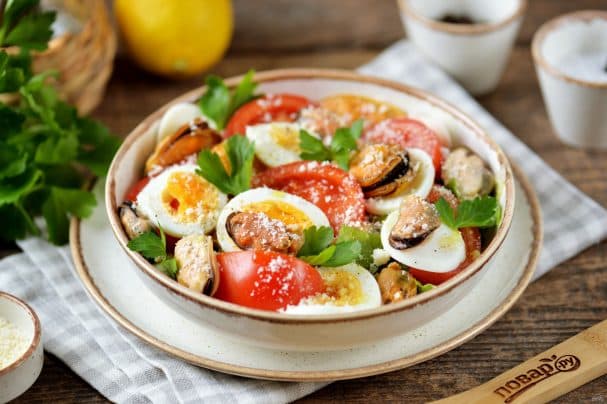 Light salad with mussels