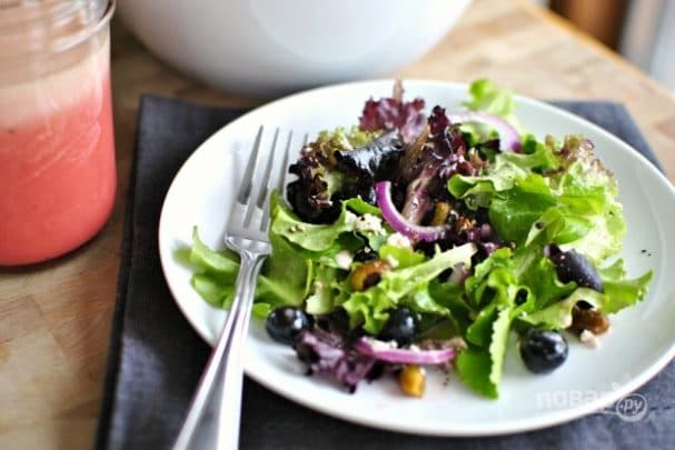 Light salad with sweet dressing