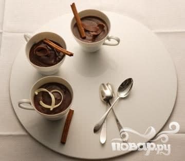 Light chocolate pudding with cinnamon
