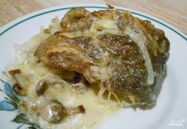 Линь с шампиньонами в духовке