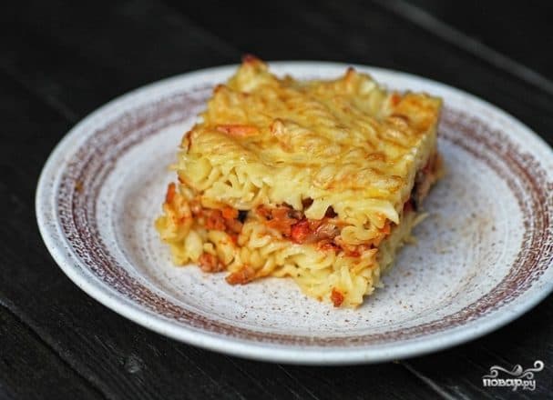 Макаронная засмажка з сасіскай