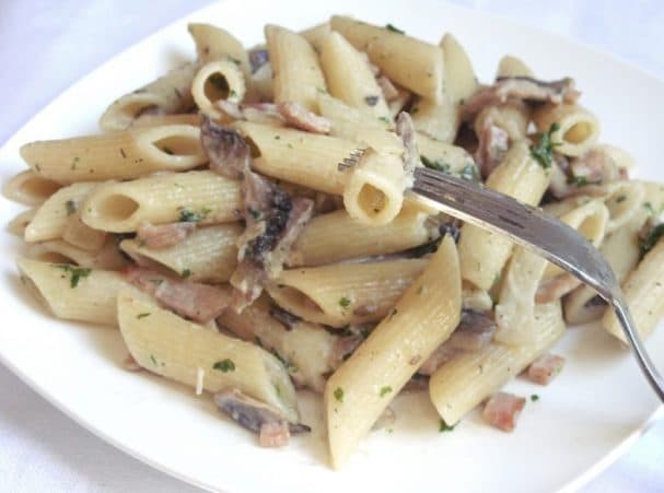 Макарони з беконом і грибами
