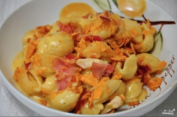 Pasta with bacon and cheese