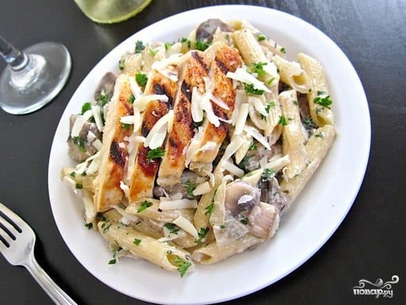 Макароны з грыбамі і курыцай