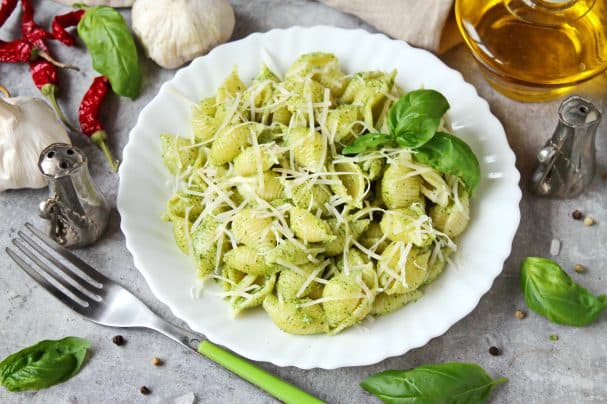 Макарони з соусом песто