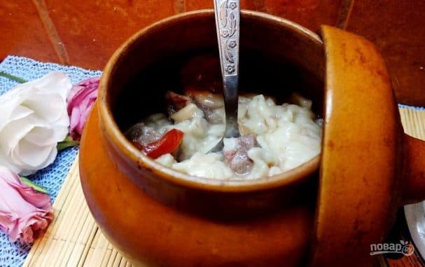 Baked macaroni in pots in the oven