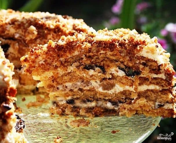 Honey cake with walnuts