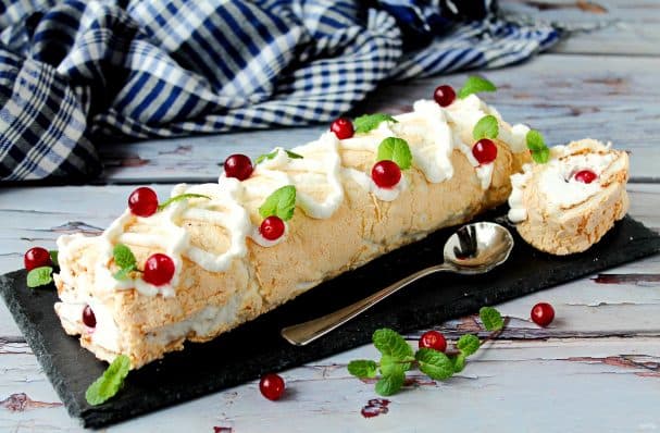 Безе рулет з бруснікамі