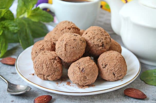 Almond truffles with prunes