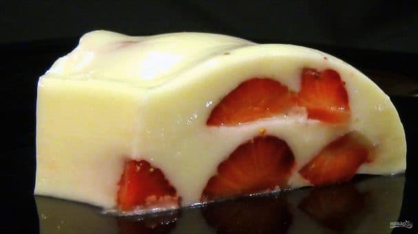 Milk and cream jelly with berries