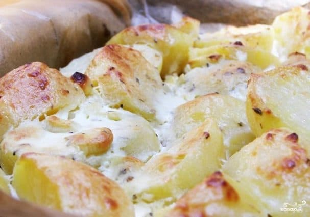 Roasted young potatoes in the oven