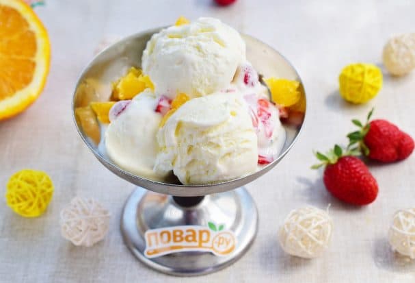 Ice cream with fruits